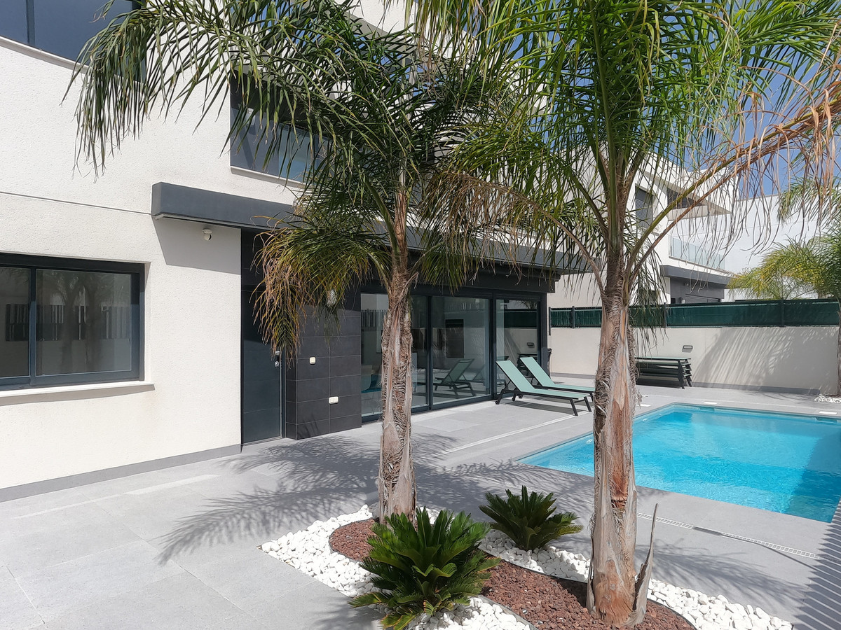 For sale - 5 Bedroom 4 Bathroom House - Detached Villa in Algorfa - La Finca Golf  - Alicante
