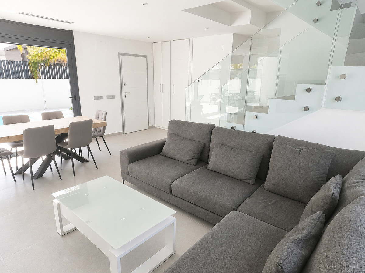 For sale - 5 Bedroom 4 Bathroom House - Detached Villa in Algorfa - La Finca Golf  - Alicante