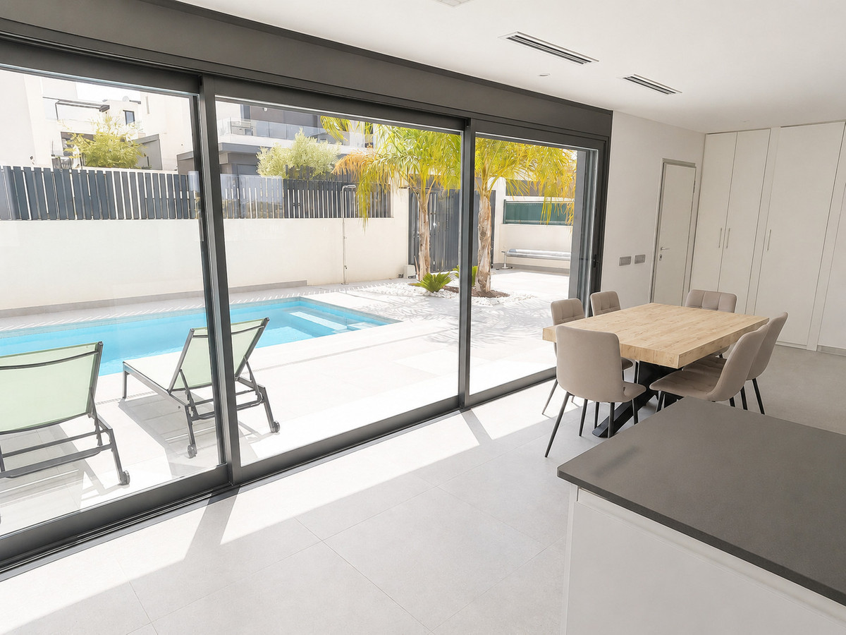 For sale - 5 Bedroom 4 Bathroom House - Detached Villa in Algorfa - La Finca Golf  - Alicante