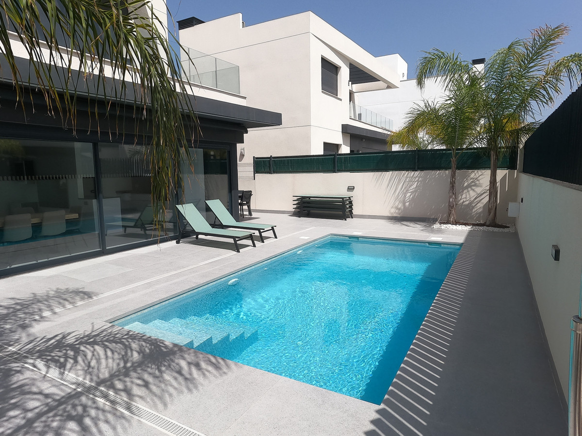 For sale - 5 Bedroom 4 Bathroom House - Detached Villa in Algorfa - La Finca Golf  - Alicante