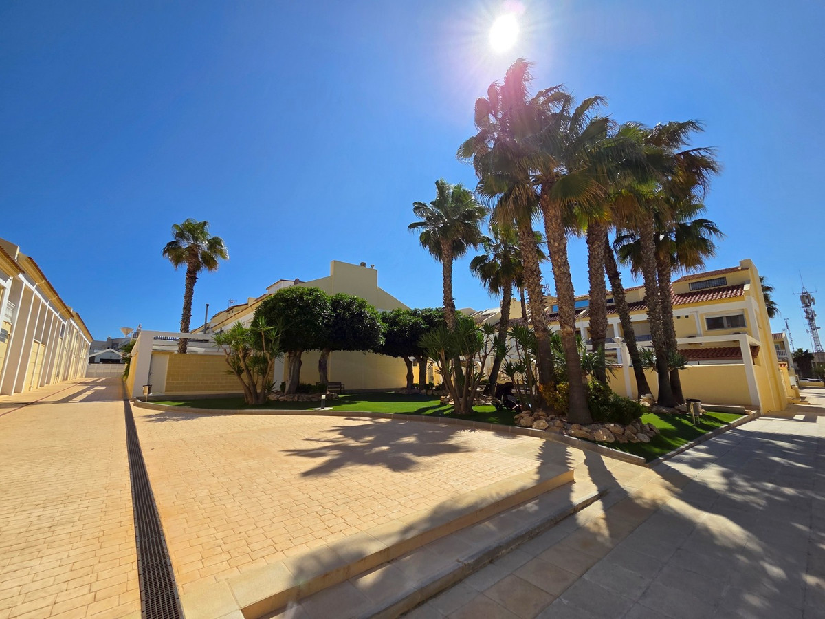 For sale - 3 Bedroom 2 Bathroom House - Townhouse in Torrevieja - La Mata  - Alicante