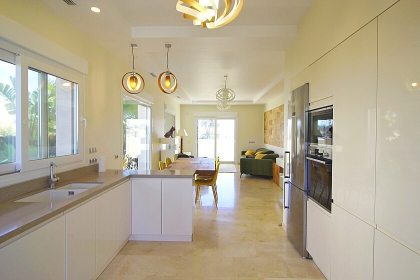For sale - 5 Bedroom 4 Bathroom House - Detached Villa in Orihuela - La Zenia  - Alicante