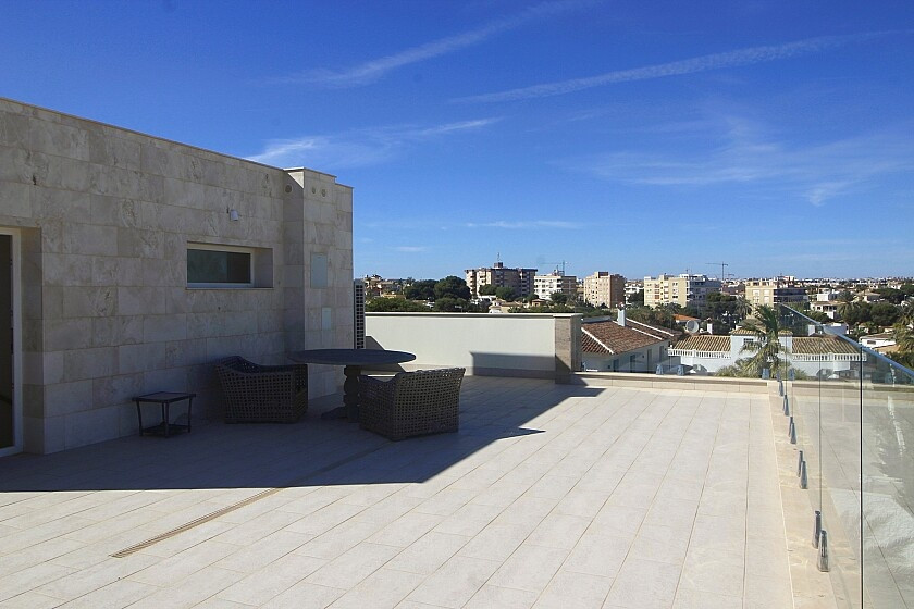 For sale - 5 Bedroom 4 Bathroom House - Detached Villa in Orihuela - La Zenia  - Alicante