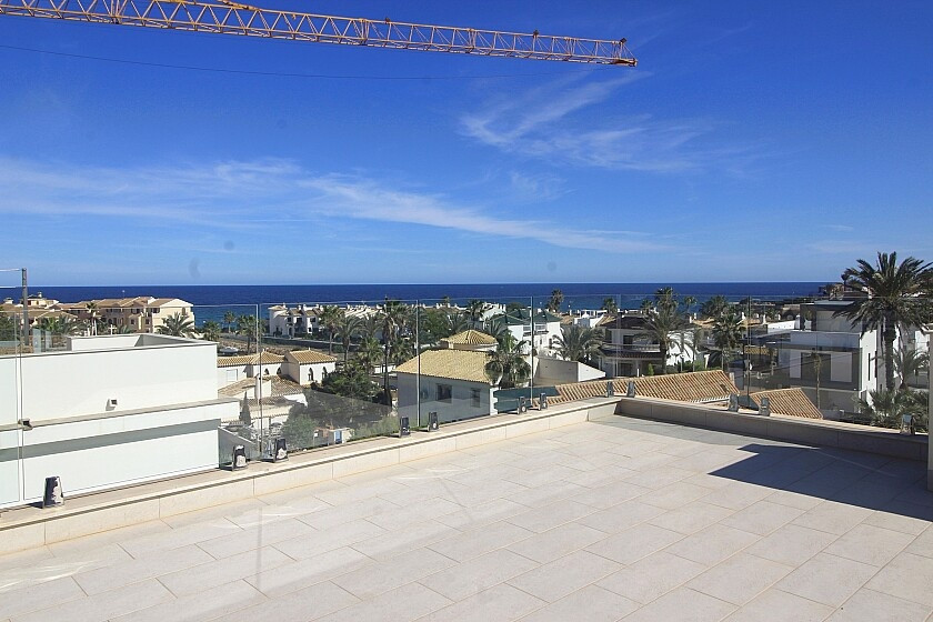 For sale - 5 Bedroom 4 Bathroom House - Detached Villa in Orihuela - La Zenia  - Alicante