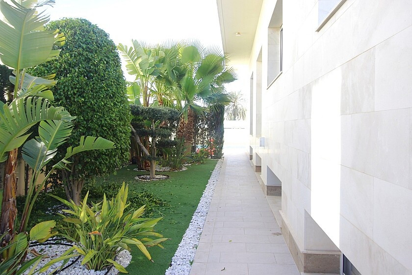 For sale - 5 Bedroom 4 Bathroom House - Detached Villa in Orihuela - La Zenia  - Alicante