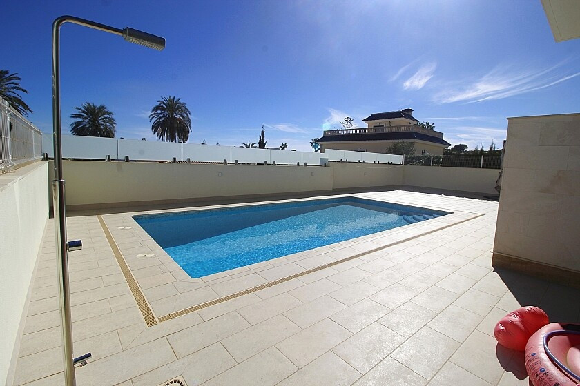 For sale - 5 Bedroom 4 Bathroom House - Detached Villa in Orihuela - La Zenia  - Alicante