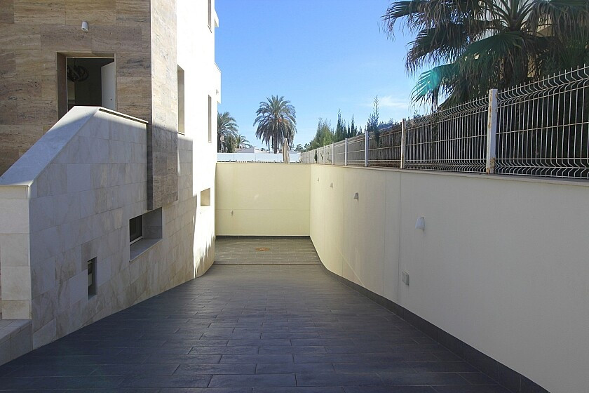 For sale - 5 Bedroom 4 Bathroom House - Detached Villa in Orihuela - La Zenia  - Alicante