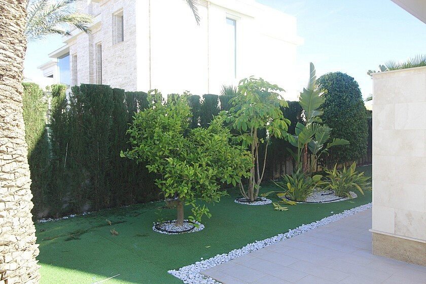 For sale - 5 Bedroom 4 Bathroom House - Detached Villa in Orihuela - La Zenia  - Alicante