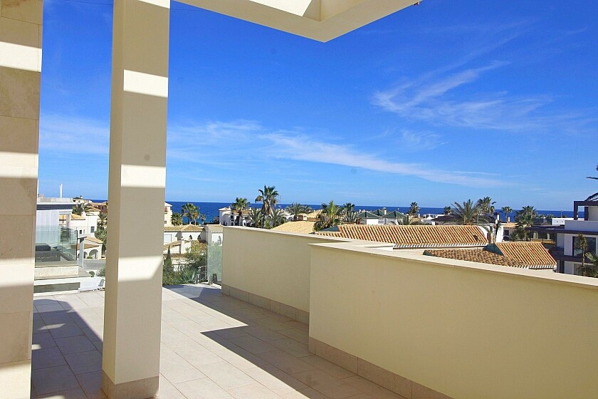 For sale - 5 Bedroom 4 Bathroom House - Detached Villa in Orihuela - La Zenia  - Alicante