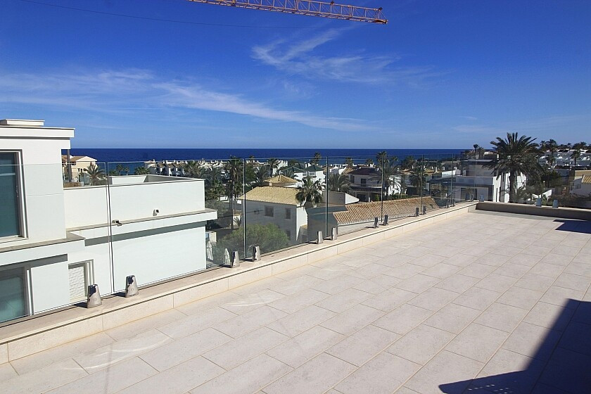 For sale - 5 Bedroom 4 Bathroom House - Detached Villa in Orihuela - La Zenia  - Alicante