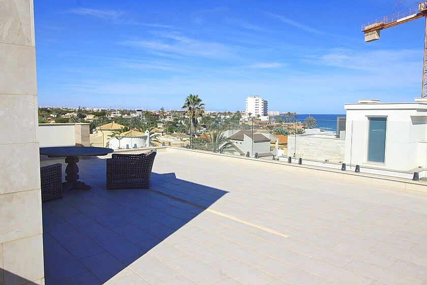 For sale - 5 Bedroom 4 Bathroom House - Detached Villa in Orihuela - La Zenia  - Alicante