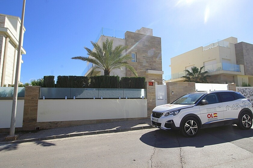 For sale - 5 Bedroom 4 Bathroom House - Detached Villa in Orihuela - La Zenia  - Alicante