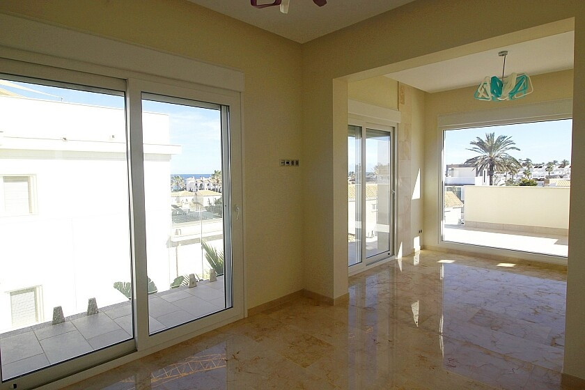 For sale - 5 Bedroom 4 Bathroom House - Detached Villa in Orihuela - La Zenia  - Alicante