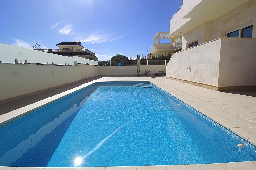 For sale - 5 Bedroom 4 Bathroom House - Detached Villa in Orihuela - La Zenia  - Alicante