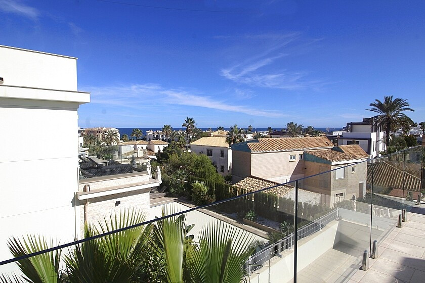 For sale - 5 Bedroom 4 Bathroom House - Detached Villa in Orihuela - La Zenia  - Alicante