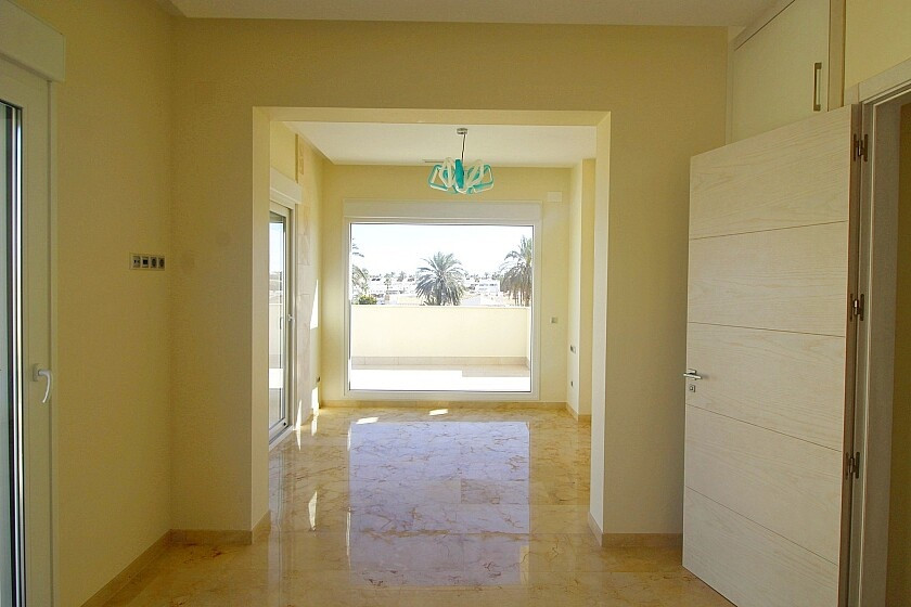 For sale - 5 Bedroom 4 Bathroom House - Detached Villa in Orihuela - La Zenia  - Alicante