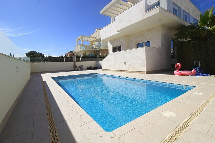 For sale - 5 Bedroom 4 Bathroom House - Detached Villa in Orihuela - La Zenia  - Alicante
