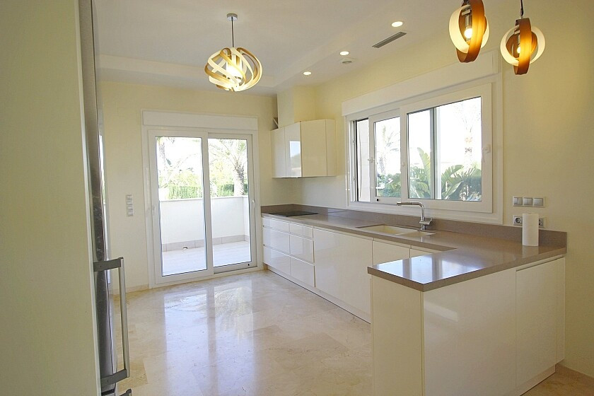 For sale - 5 Bedroom 4 Bathroom House - Detached Villa in Orihuela - La Zenia  - Alicante