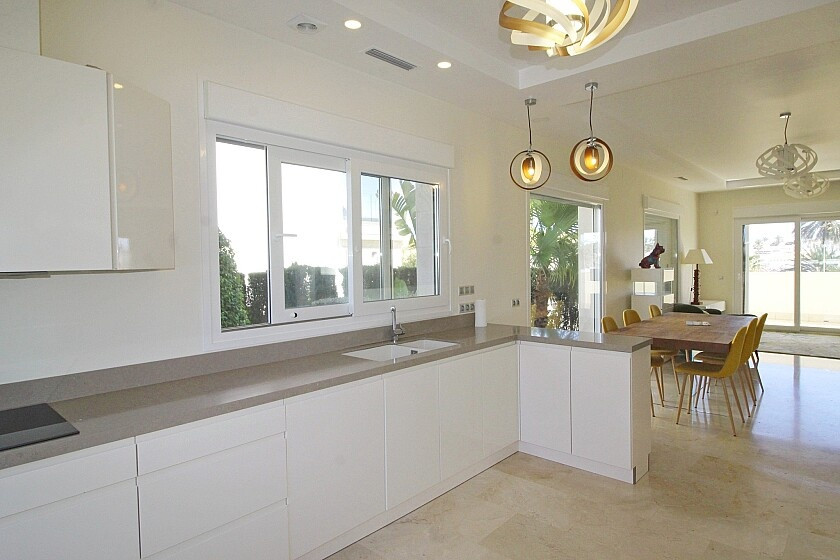 For sale - 5 Bedroom 4 Bathroom House - Detached Villa in Orihuela - La Zenia  - Alicante