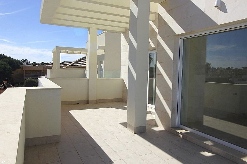 For sale - 5 Bedroom 4 Bathroom House - Detached Villa in Orihuela - La Zenia  - Alicante