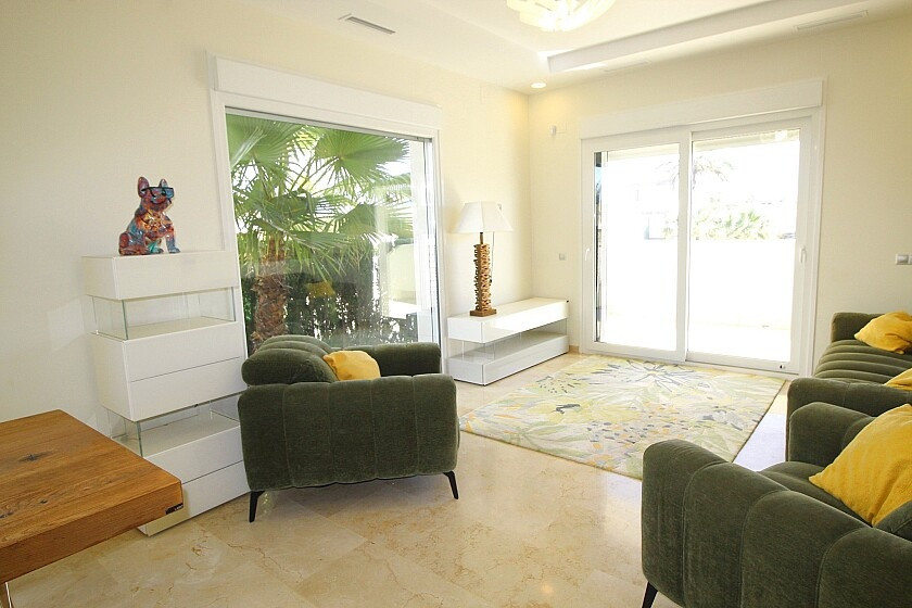 For sale - 5 Bedroom 4 Bathroom House - Detached Villa in Orihuela - La Zenia  - Alicante