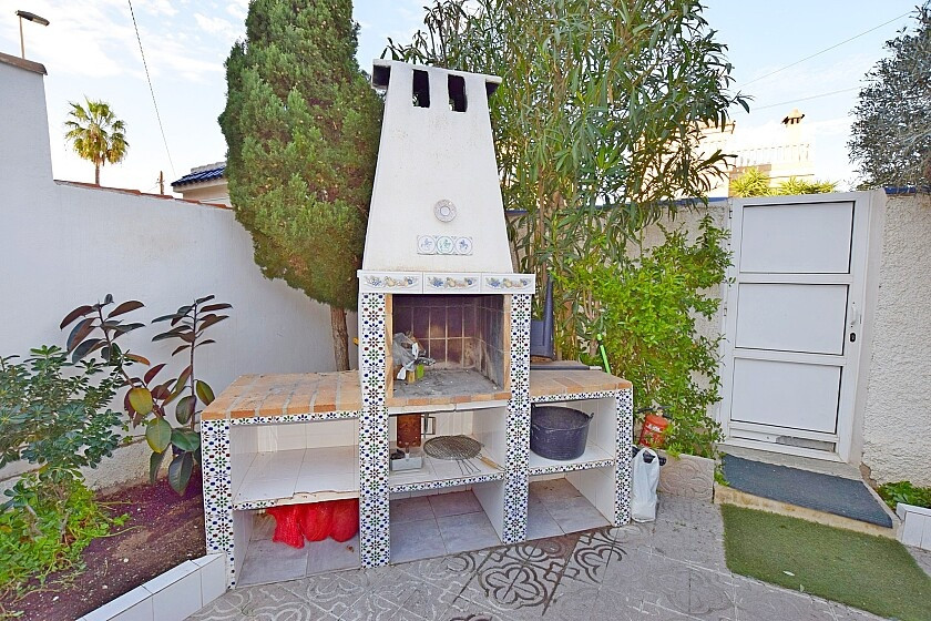For sale - 3 Bedroom 2 Bathroom House - Detached Villa in Torrevieja - Torrevieja Centro  - Alicante