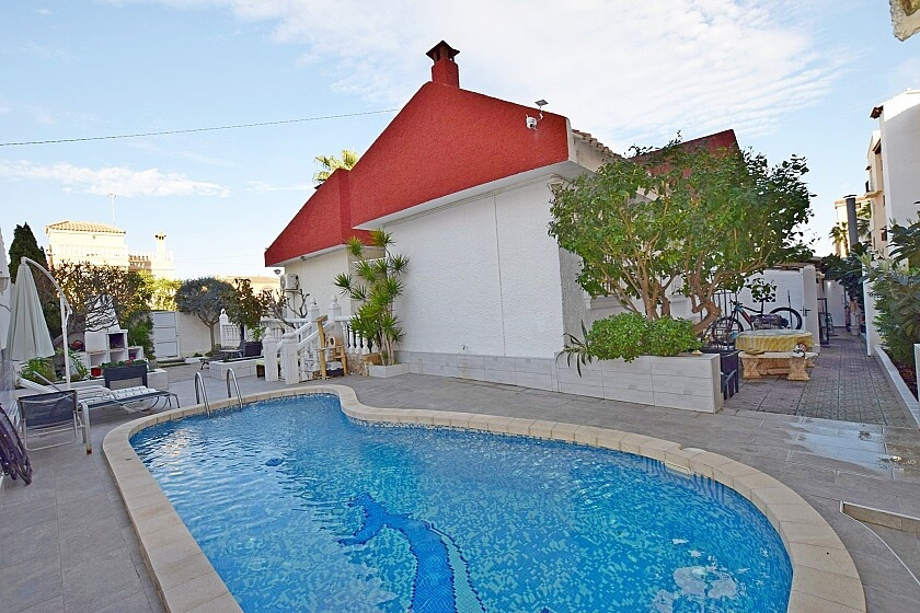 For sale - 3 Bedroom 2 Bathroom House - Detached Villa in Torrevieja - Torrevieja Centro  - Alicante