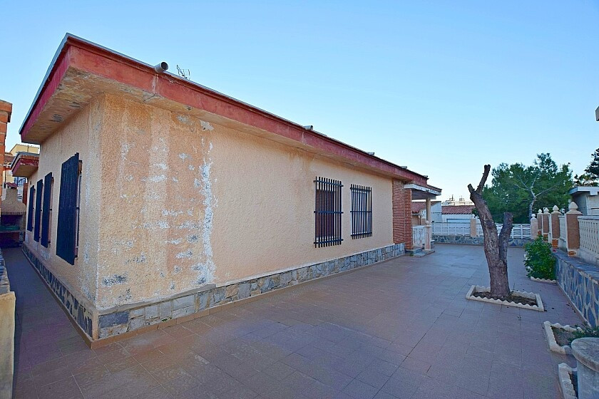 For sale - 3 Bedroom 2 Bathroom House - Detached Villa in Torrevieja - Torrevieja Centro  - Alicante
