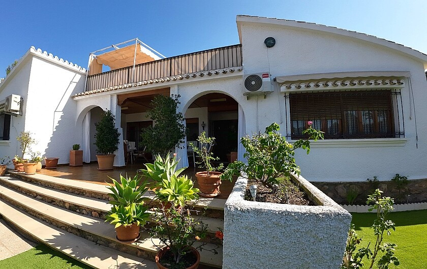 For sale - 5 Bedroom 2 Bathroom House - Bungalow in Orihuela - Dehesa de Campoamor  - Alicante