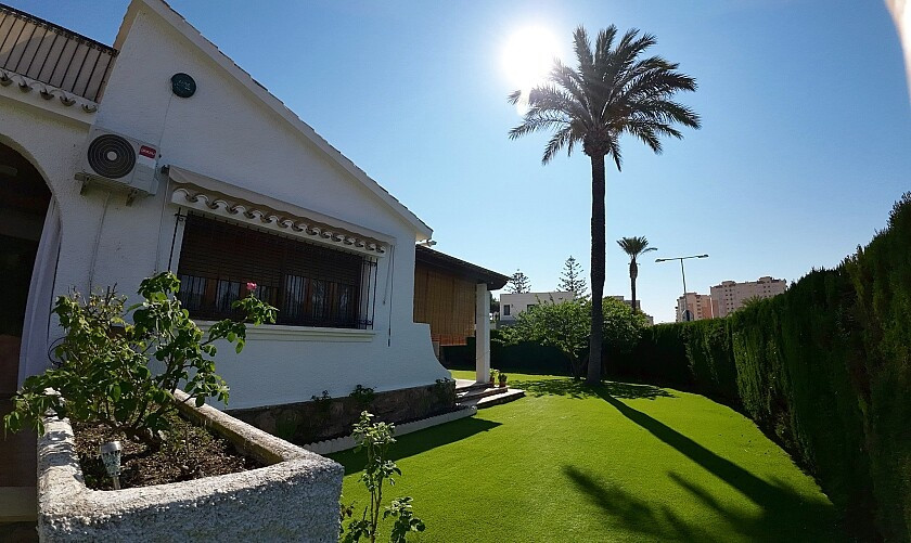 For sale - 5 Bedroom 2 Bathroom House - Bungalow in Orihuela - Dehesa de Campoamor  - Alicante