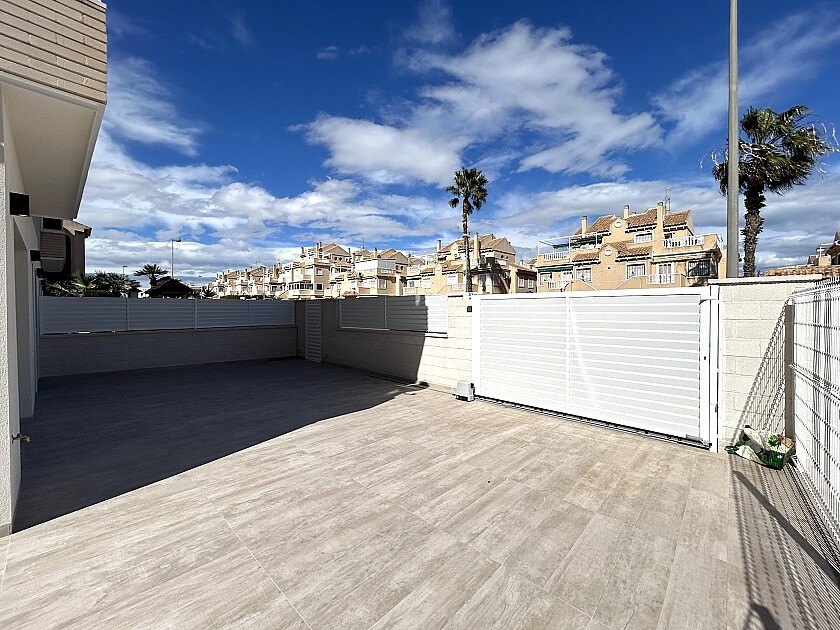 For sale - 3 Bedroom 2 Bathroom Apartment - Ground Floor Apartment in Torrevieja - La Mata  - Alicante