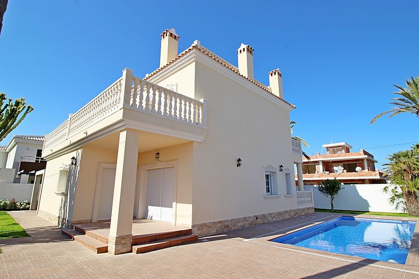 For sale - 5 Bedroom 5 Bathroom House - Detached Villa in Orihuela - Cabo Roig  - Alicante
