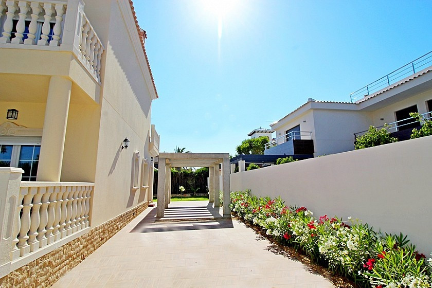 For sale - 5 Bedroom 5 Bathroom House - Detached Villa in Orihuela - Cabo Roig  - Alicante