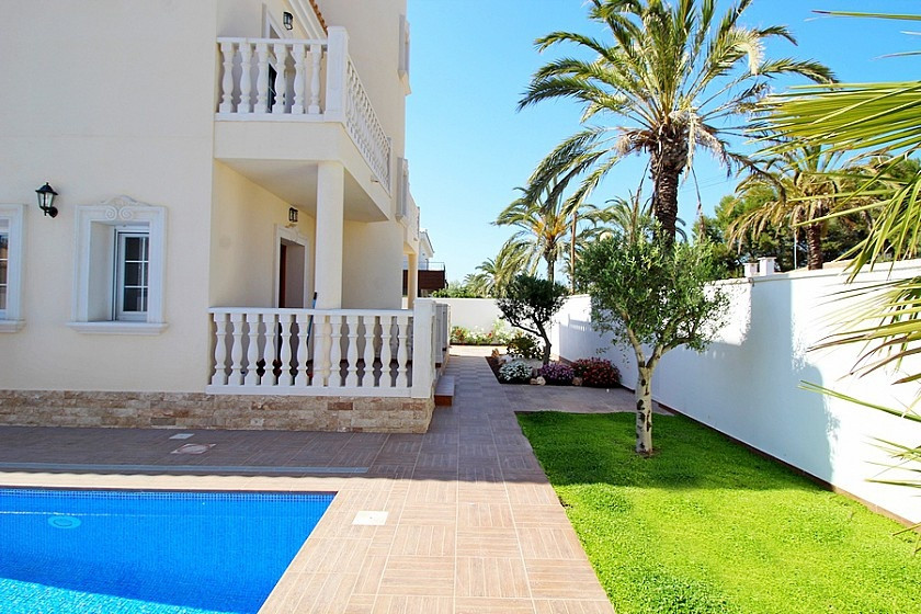 For sale - 5 Bedroom 5 Bathroom House - Detached Villa in Orihuela - Cabo Roig  - Alicante