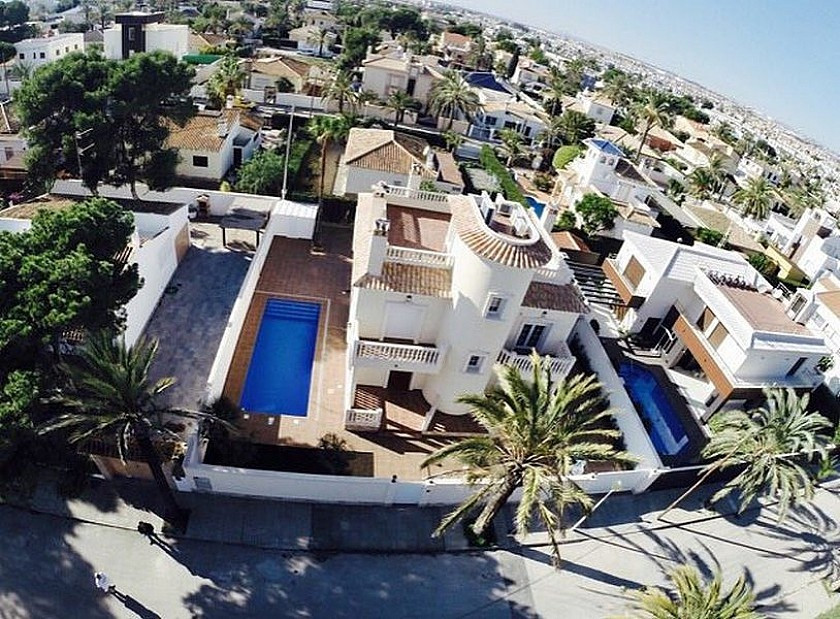 For sale - 5 Bedroom 5 Bathroom House - Detached Villa in Orihuela - Cabo Roig  - Alicante