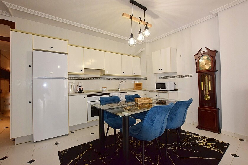 For sale - 2 Bedroom 1 Bathroom Apartment - Middle Floor Apartment in Torrevieja - Playa de los Locos  - Alicante