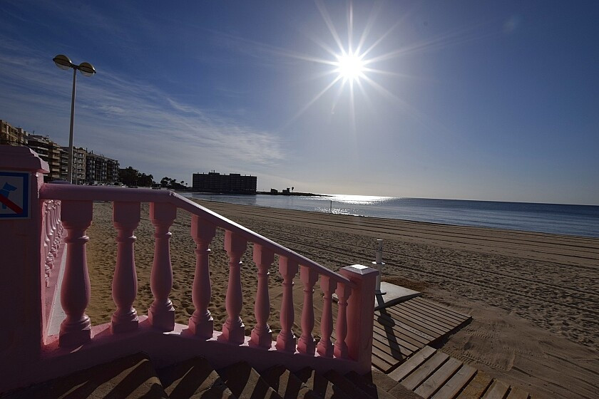For sale - 2 Bedroom 1 Bathroom Apartment - Middle Floor Apartment in Torrevieja - Playa de los Locos  - Alicante