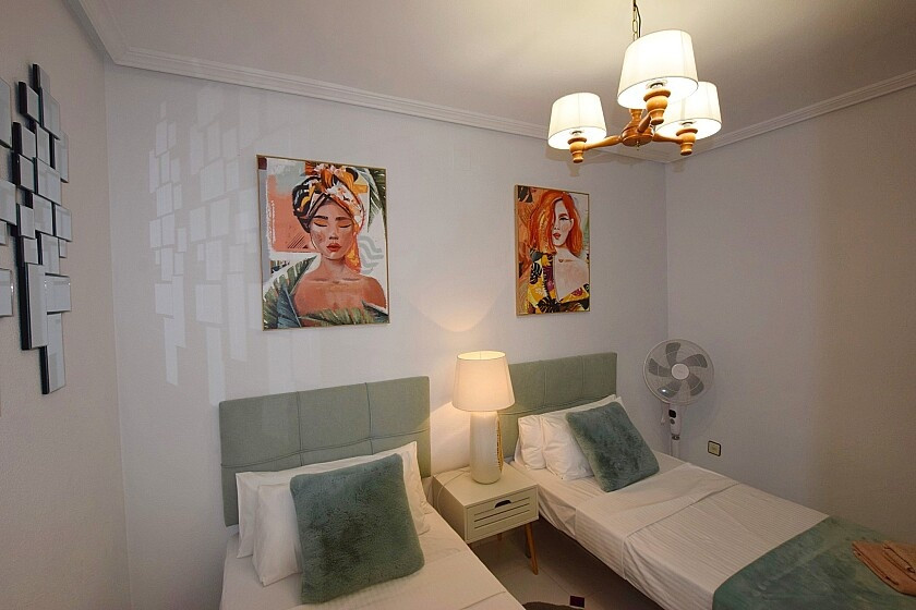For sale - 2 Bedroom 1 Bathroom Apartment - Middle Floor Apartment in Torrevieja - Playa de los Locos  - Alicante