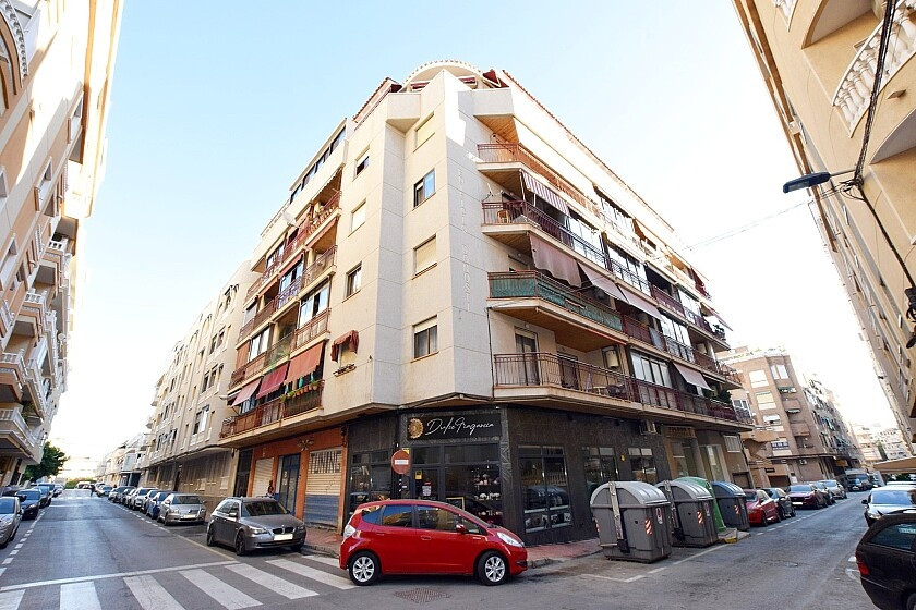 For sale - 2 Bedroom 1 Bathroom Apartment - Middle Floor Apartment in Torrevieja - Playa de los Locos  - Alicante