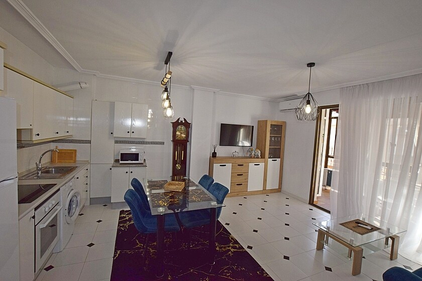 For sale - 2 Bedroom 1 Bathroom Apartment - Middle Floor Apartment in Torrevieja - Playa de los Locos  - Alicante