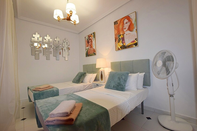 For sale - 2 Bedroom 1 Bathroom Apartment - Middle Floor Apartment in Torrevieja - Playa de los Locos  - Alicante