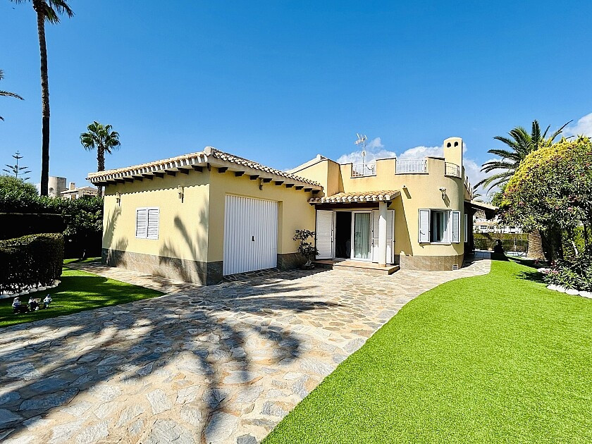 For sale - 3 Bedroom 2 Bathroom House - Detached Villa in Orihuela - Cabo Roig  - Alicante