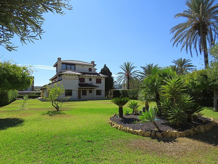 For sale - 7 Bedroom 7 Bathroom House - Detached Villa in Orihuela - Cabo Roig  - Alicante