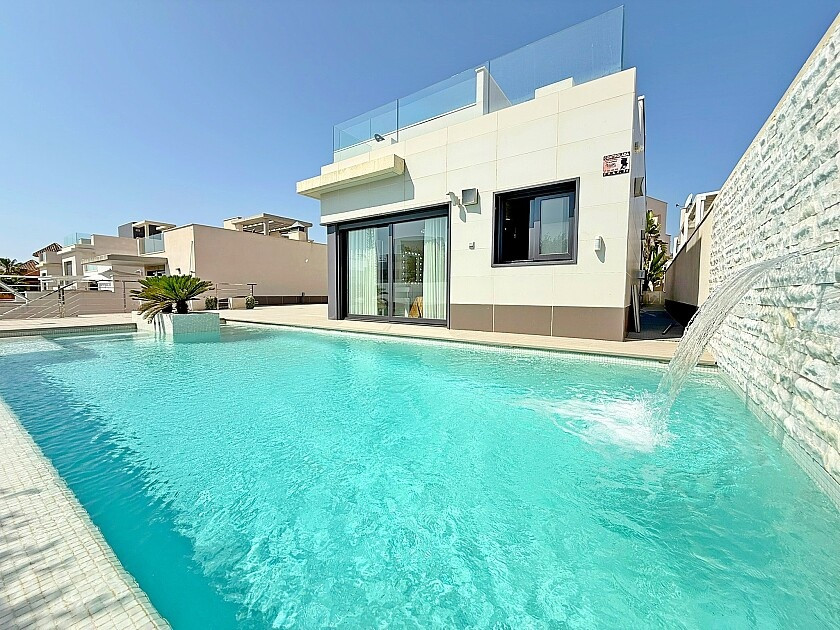 For sale - 5 Bedroom 4 Bathroom House - Detached Villa in San Miguel de Salinas - San Miguel de Salinas Centro  - Alicante
