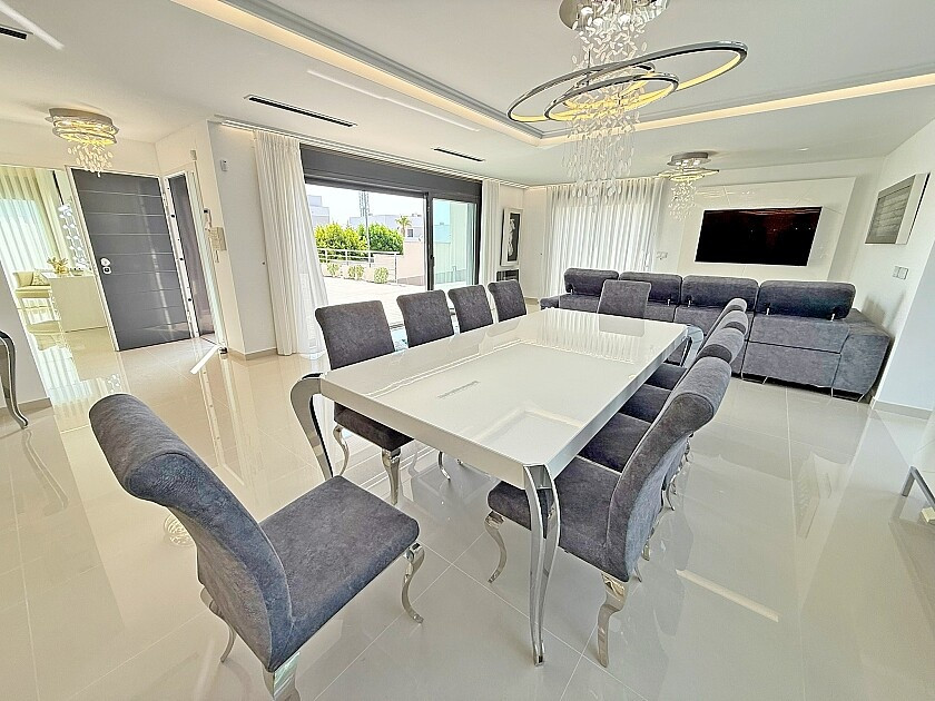 For sale - 5 Bedroom 4 Bathroom House - Detached Villa in San Miguel de Salinas - San Miguel de Salinas Centro  - Alicante