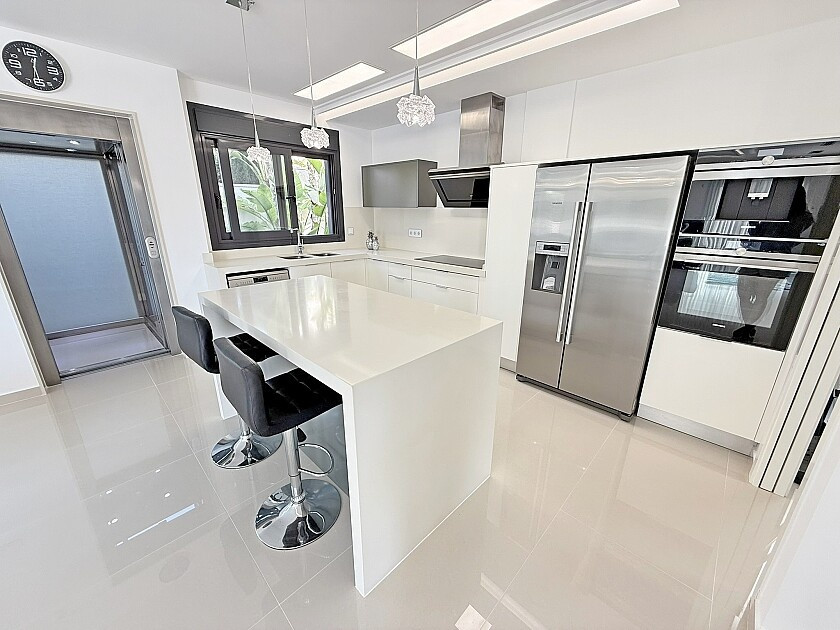 For sale - 5 Bedroom 4 Bathroom House - Detached Villa in San Miguel de Salinas - San Miguel de Salinas Centro  - Alicante