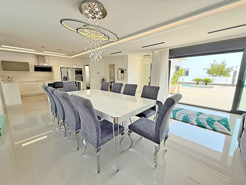 For sale - 5 Bedroom 4 Bathroom House - Detached Villa in San Miguel de Salinas - San Miguel de Salinas Centro  - Alicante