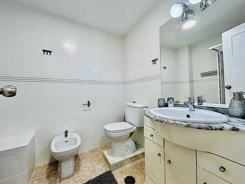 For sale - 3 Bedroom 2 Bathroom Apartment - Middle Floor Apartment in Torrevieja - Torrevieja Centro  - Alicante