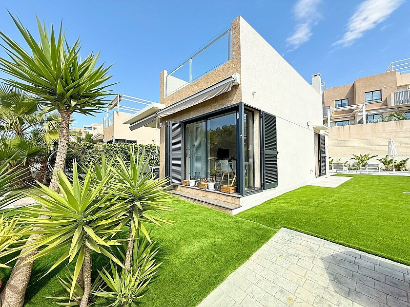 For sale - 3 Bedroom 2 Bathroom House - Detached Villa in Orihuela - La Zenia  - Alicante
