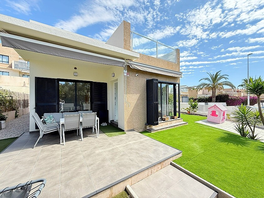 For sale - 3 Bedroom 2 Bathroom House - Detached Villa in Orihuela - La Zenia  - Alicante